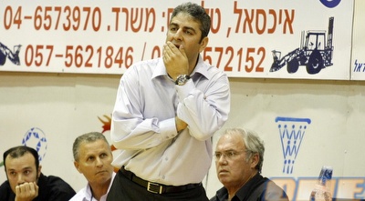 אלי רבי נראה מודאג על הקווים (אלעד ירקון)