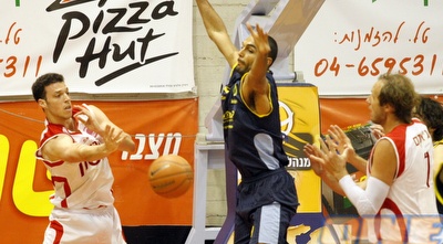 חנוכי מעביר את הכדור לג´אקס (אלעד ירקון)