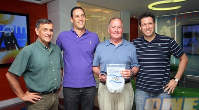 אדי ריס (במרכז) מחייך ומרוצה עם זינגר וברוק בחוויה האולימפית (דרור עינב) אדי ריס (במרכז) מחייך ומרוצה עם זינגר וברוק בחוויה האולימפית (דרור עינב)