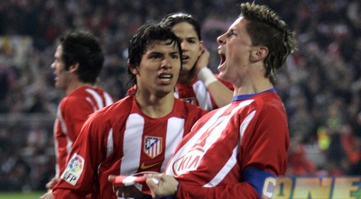 פרננדו טורס וקון אגווארו. האם אחד מהם יגיע לצ&acute;לסי? (רויטרס)