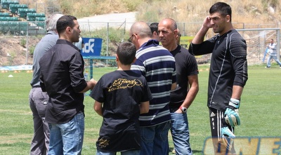 פרננדז ובנין משוחחים עם אריאל הרוש באימון בית&qout;ר (גיא בן זיו) פרננדז ובנין משוחחים עם אריאל הרוש באימון בית&qout;ר (גיא בן זיו)