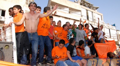 אוהדי בני יהודה על המשאיות היום בשכונת התקווה (שי לוי)