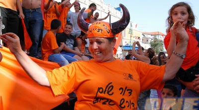 אוהדת בני יהודה מתכוננת לגמר (שי לוי)