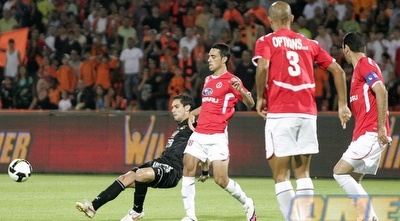 איציק עזוז מתקל את ערן זהבי (קובי אליהו)