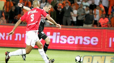 מיכאל זנדברג בועט את המצב הראשון של קבוצתו במשחק (קובי אליהו)