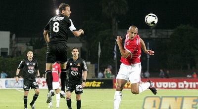 אסי בלדוט ודגלאס דה סילבה עולים לכדור גובה (קובי אליהו)