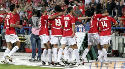 שחקני הפועל ת&qout;א חוגגים את שער היתרון על בני יהודה (שי לוי)