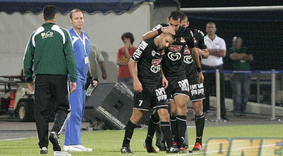 שחקני בני יהודה חוגגים את השיוויון מול הפועל ת&qout;א (קובי אליהו)