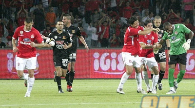 שחקני הפועל מברכים את אניימה לאחר השער שכבש בפנדל (קובי אליהו)