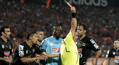 תבריזי מראה לאיינוגבה את האדום לאחר ההכשלה (שי לוי)