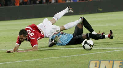 דלה איינוגבה מכשיל את איתי שכטר ברחבה (שי לוי)