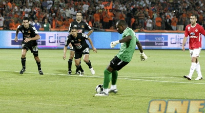 אניימה בועט את הפנדל של הפועל ת&qout;א (שי לוי)