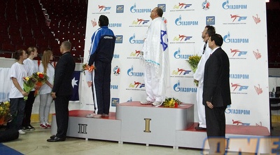 התקווה מנוגנת באולם הטאקוונדו ברוסיה. בן אלישע עטוף בדגל ישראל (נעם עופרן)