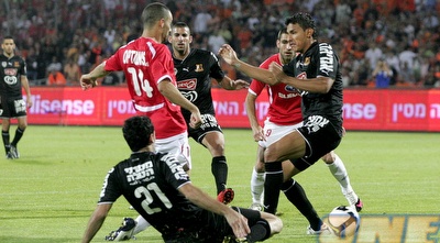 ורמוט מנסה לחלוף על פני לשושה שחקנים (קובי אליהו)