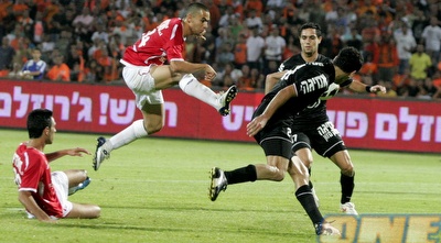 גילי ורמוט כובש מהאוויר את השלישי של הפועל תל אביב (קובי אליהו)