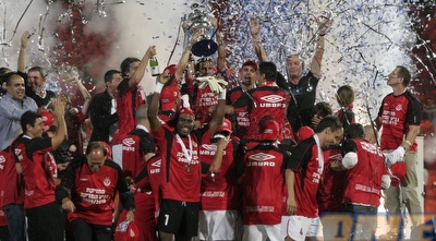 וואליד באדיר והשחקנים עם הגביע בו הרגע זכו (קובי אליהו)