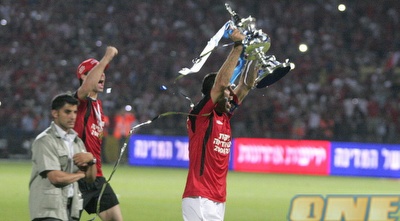 שחקני הפועל חוגגים עם הגביע (קובי אליהו)