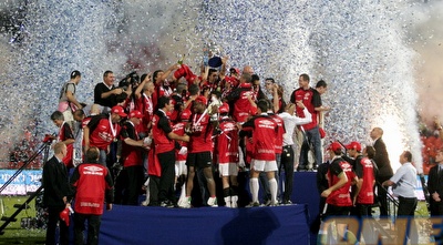 שחקני הפועל חוגגים את התואר הראשון שלם העונה (קובי אליהו)