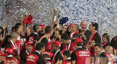 שחקני הפועל ת&qout;א חוגגים עם הגביע (קובי אליהו)