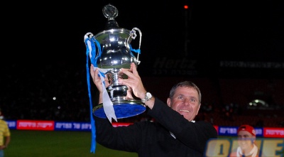 אלי גוטמן חוגג עם הגביע של הפועל תל אביב (שי לוי)