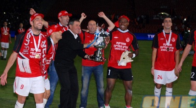 אניימה, שכטר, דה סילבה וגוטמן חוגגים עם הגביע (שי לוי)