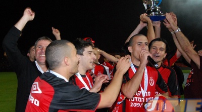 שחקני הפועל תל אביב חוגגים עם הגביע (שי לוי)