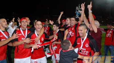 הפועל תל אביב חוגגת עם הגביע (שי לוי)