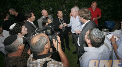 לואיס פרננדז במרכז העניינים, הערב בשגרירות צרפת (דרור עינב) לואיס פרננדז במרכז העניינים, הערב בשגרירות צרפת (דרור עינב)