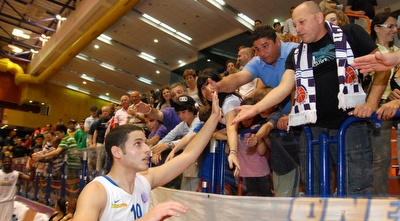 שגב מודה לקהל. &qout;יש בנהריה עתיד&qout; (שי לוי) שגב מודה לקהל. &qout;יש בנהריה עתיד&qout; (שי לוי)