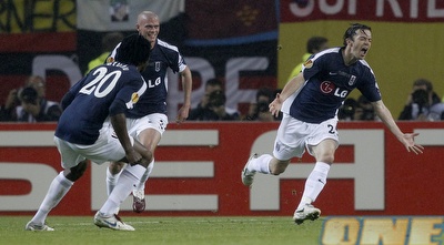 סיימון דייויס חוגג עם החברים את שער השוויון (רויטרס) סיימון דייויס חוגג עם החברים את שער השוויון (רויטרס)