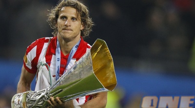 דייגו פורלאן עם הגביע (רויטרס) דייגו פורלאן עם הגביע (רויטרס)