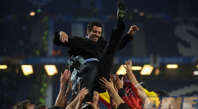 פלורס מונף אל על על ידי שחקניו (GettyImages) פלורס מונף אל על על ידי שחקניו (GettyImages)