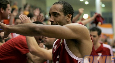 תומפסון: &qout; (קובי אליהו)