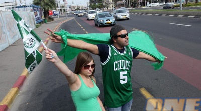 אוהדי מכבי חיפה עושים את דרכם לבלומפילד (עמית מצפה) אוהדי מכבי חיפה עושים את דרכם לבלומפילד (עמית מצפה)