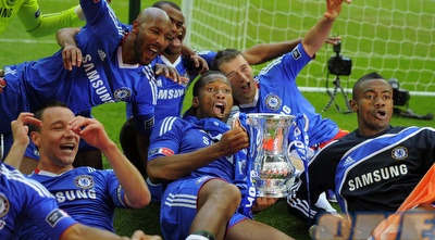 שחקני צ´לסי חוגגים עם הגביע בסיום המשחק (רויטרס)