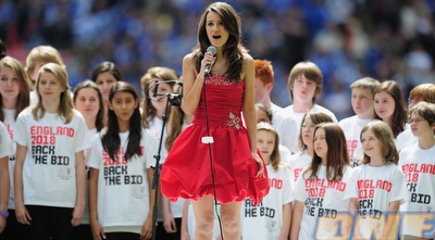 פריל סמית´ שרה את ההמנון לפני המשחק (GettyImages)
