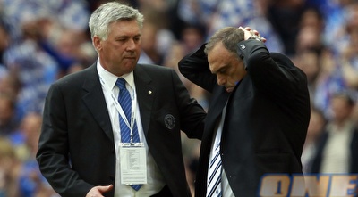 קרלו אנצ´לוטי מנחם את אברהם גרנט (רויטרס)