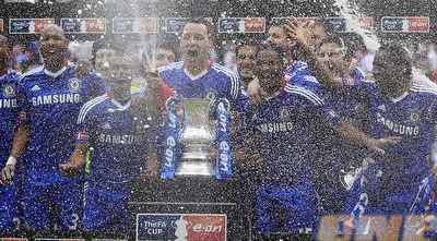 שחקני צ´לסי חוגגים עם הגביע. גם שמפניות היו שם (רויטרס)