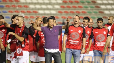 הפועל תל אביב עם צלחת האליפות (גיא בן זיו)