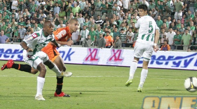 צעירי נוגח את השער של בני יהודה (דרור עינב) צעירי נוגח את השער של בני יהודה (דרור עינב)