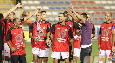 הפועל תל אביב חוגגת את האליפות השמינית שלה (גיא בן זיו) הפועל תל אביב חוגגת את האליפות השמינית שלה (גיא בן זיו)