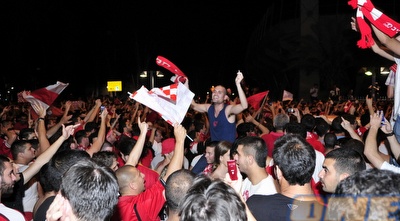 אוהדי הפועל ת&qout;א חוגגים (אלעד ירקון)