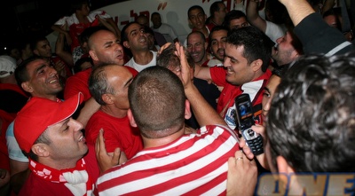 האוהדים מקיפים את אלי גוטמן (רועי גלדסטון)