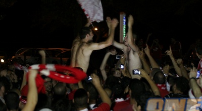 שכטר על הכפתיים. מה שחקני הפועל שרו לו באוטובוס? (רועי גלדסטון)