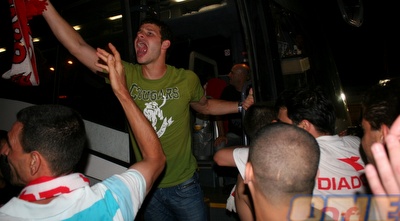 ניל אברבנל בטירוף ביציאה מהאוטובוס (רועי גלדסטון)