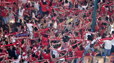 אוהדי הפועל ת&qout;א חוגגים בבלומפילד. לא שכחו שחיפה רצתה לחגוג שם (אלעד ירקון)