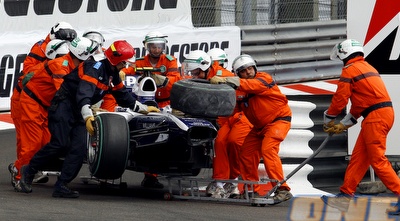 הרכב של הולקנברג מפונה מהמסלול (רויטרס)