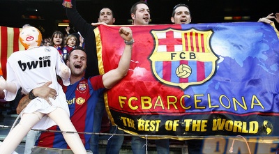 אוהדי בארסה לועגים ליריבה ממדריד (רויטרס) אוהדי בארסה לועגים ליריבה ממדריד (רויטרס)