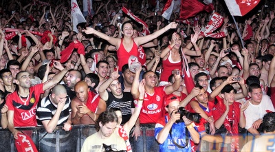 אוהדי הפועל חוגגים אליפות. יישבו גם בשער 8? (אלעד ירקון)