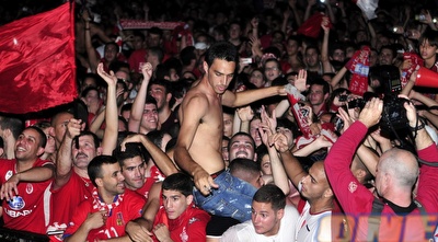 זהבי על הכתפיים (אלעד ירקון)